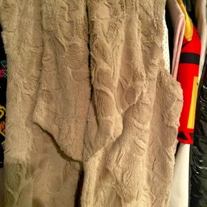 Beige Fall Faux Fur Vest soooo cute beige hat beige boots jeans your it girl